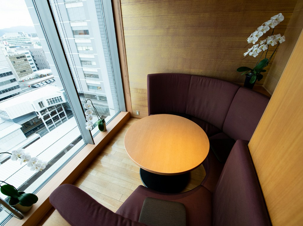 人気の窓際ソファー席は、外の景色を眺めながら食事ができる