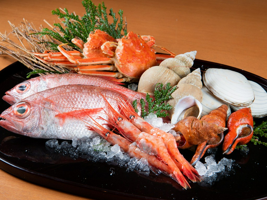 北陸の調味料や珍味、新鮮な魚貝や加賀野菜を使った料理