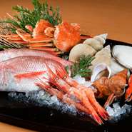 能登の美味しさを味わえるように、天然塩、味噌、魚醤・いしるといった北陸ならではの調味料を使用。また能登の魚貝や塩辛などの北陸の珍味と、金沢の新鮮な加賀野菜などを使った旬の料理を楽しめます。