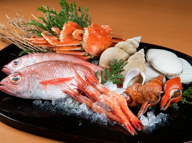 北陸の調味料や珍味、新鮮な魚貝や加賀野菜を使った料理