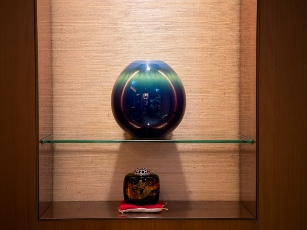 輪島塗や九谷焼などの伝統工芸品を飾り、伝統美あふれる店内