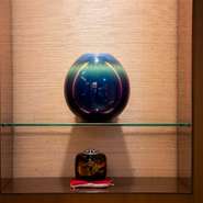 能登の伝統工芸品、輪島塗や九谷焼などの有名な作品を店内にしつらえています。店内各所に飾られた工芸品の美しさが優美な雰囲気を演出。伝統の美しさを目で見て楽しむことができます。