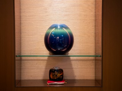 輪島塗や九谷焼などの伝統工芸品を飾り、伝統美あふれる店内