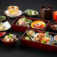 先付　二段箱(お造り、口取り、焼物、豆小鉢、ローストビーフ）　煮物　揚物　お食事　留椀　香の物　デザート