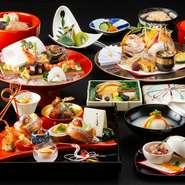 食前酒
一品目：御前菜
二品目：御椀物
三品目：御津久利(おつくり）
四品目：御凌ぎ
五品目：御家喜物(やきもの）
六品目：御多喜合(たきあわせ）
七品目：御寿物(すのもの）
八品目：御食事
九品目：デザート