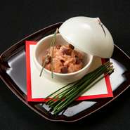 『おもてなし2段箱「金澤」』はランチに楽しめる料理です。会席料理を気軽に楽しめるよう、二段箱にコンパクトに詰め込んでいます。石川郷土料理『鴨の治部煮』も味わえ、ボリュームもあるのでお得感たっぷり。