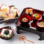 お子様が大きくなっても心に残る趣向を凝らした料理とサービスをご提供いたします

親椀：赤飯　
汁椀：蛤紅白餅
平椀：口代わり
坪椀・鯛なます
高台：香の物
台物：小鯛の姿焼き
歯固め石