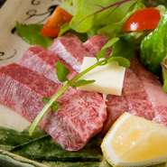 月虹会席に和牛60gがついたコース料理です。
先付
煮物椀
お造り
焼八寸
和牛ステーキ（60g）
温物
酢物
御食事
デザート