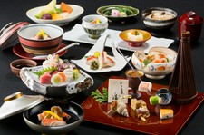 加賀能登の素材や郷土料理などご堪能いただける、会席料理。個室もございますので、特別な会食にも最適。