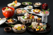 ［ランチ／ディナー］季節の食材他、のどぐろや黒毛和牛等の高級素材を取り入れた厳選の会席料理。