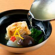 春夏秋冬のその時期の旬の食材を調理し、椀に盛り込んだ季節の味を堪能できる吸物です。昆布やかつおといった素材も厳選し、時間をかけて取った一番出汁は濁りのない上品な琥珀色。豊潤な味と香りが楽しめます。