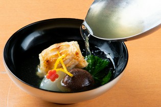 旬の食材を使用し、季節の美味しさを盛り込んだ『季節の椀物』