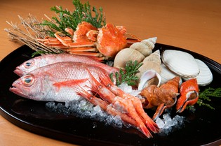 北陸から仕入れる新鮮な野菜や魚貝、地場産の素材使用の調味料
