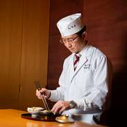 美味しく食べていただけることを考えながら料理を作っています。感動していただけるような料理を提供できるように心がけ。お客様から要望があれば、味の強弱などなるべく好みの合うように対応しています。