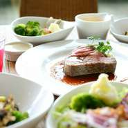 お昼からリッチな気分を堪能するランチタイムに、ワインとお肉をじっくり味わうディナータイム。ちょっとおしゃれなステーキハウスデートを気軽に楽しめます。
