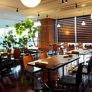 店内はナチュラルテイスト。あちこちに見れる“ぶどう”のイメージを探してみるのもお楽しみ。少し落ち着いた空間では、じっくり食事を楽しめそうです。