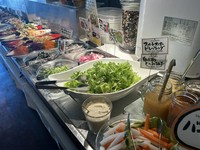 お好きなメイン＋野菜たっぷりビュッフェ＋お好きなデザートが付いたランチです。福岡県遠賀郡岡垣町の農家さんが育てたお野菜を中心に調理しています！季節野菜を楽しめる健康ビュッフェです。