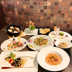 Paket makan mewah yang sedikit istimewa. Pilih hidangan utama berupa daging atau ikan dan dua jenis pasta seharga 4.750 yen.