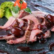 濃厚なぶどうのソースといただくこちらのステーキは、下味をつけ1日寝かせることで、余分な水分をとばして旨みだけを熟成。時間をかけて65℃の湯煎で熱を入れることで、しっとりとした口当たりに仕上がっています。