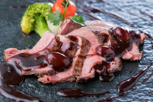 ぶどうの濃厚ソース香る『ぶどうステーキ』