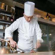 【ぶどうの樹】が大切にしているテーマ。“おいしい・たのしい・うれしい”。スタッフ間でも常に高いモチベーションを共有し「お客さまを愛し続ける集団でいたい」と、料理人は話します。