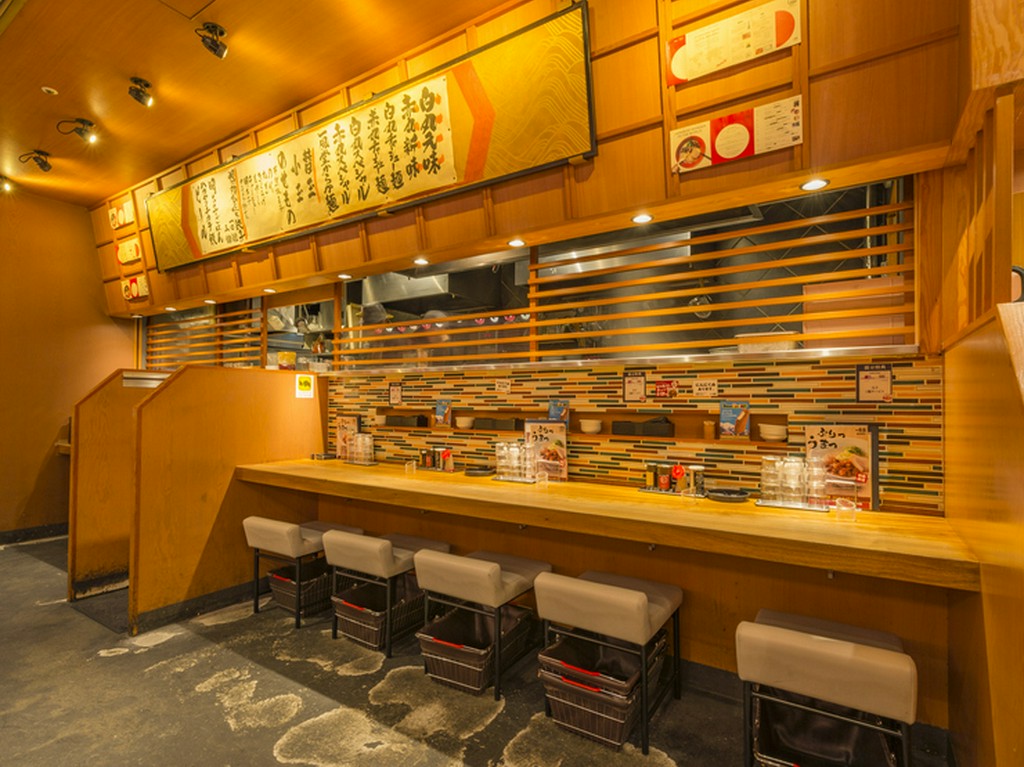 厨房の活気伝わる、お1人さま向けのカウンター席