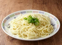 細麺の博多ラーメンは大盛りにすると麺がのびるので、麺をお替りする「替玉」が生まれました。麺のかたさは普通、カタ、バリカタ、ハリガネから選べます。