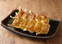 かりっと焼いたジューシーなひとくちサイズの餃子。皮も具もすべて一風堂のオリジナル。