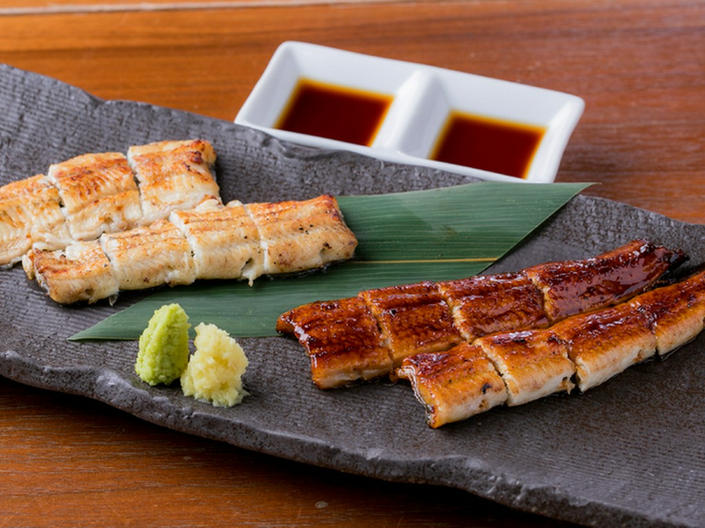 日本酒、焼酎とともに楽しむ『白焼・蒲焼合盛り』