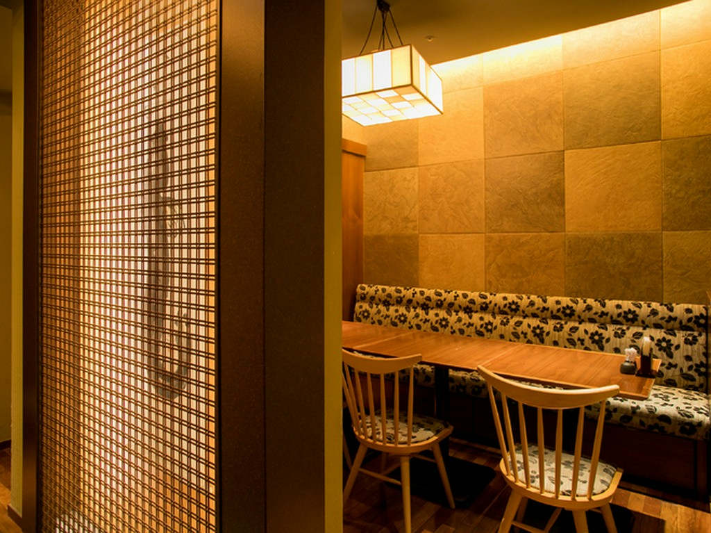 接待づかいにも対応。最大10名様まで利用可能な半個室席を完備