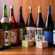 日本酒は九州の銘柄のみで構成。出張や観光で訪れた人はもちろん、地元のお客様も九州の魅力を再確認できること間違いなし。料理と相性のよい日本酒で、うなぎ料理を存分に堪能できます。