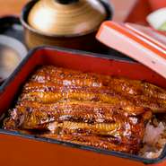 うなぎは関東風に背開きにし、一度、素焼きにしてから蒸し、最後にタレ焼きにしてふっくら焼き上げます。あきたこまちのご飯との相性もよく、この上なく贅沢な一品です。