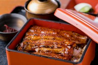 関東風の“蒸し”の工程が加わり、ふっくら、ホクホク『うな重〈松〉』