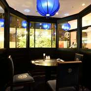 各地で高く評価されている【華都飯店】の中華料理。ゆったり食事と会話を楽しめる半個室も用意可能なことから、接待でも好評。駅直結というアクセスもビジネスの席では魅力的です。
