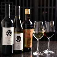 “中華に合うワイン”をコンセプトつくられた、『華都飯店オリジナルワイン』も用意。【華都飯店】の料理を絶妙に引き立ててくれる、カリフォルニア産のワインです。