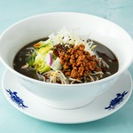 さっぱりとした黒酢に、ひき肉のアクセントが癖になる一品