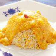 お米1つひとつが立ったパラパラのチャーハンに、黄金色に輝く餡を纏わせた逸品。餡はたっぷりの卵と新鮮な魚介を使用。それぞれが主役足りうる個性的な品を、ひとつの器に纏め上げています。