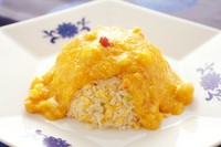 お米1つひとつが立ったパラパラのチャーハンに、黄金色に輝く餡を纏わせた逸品。餡はたっぷりの卵と新鮮な魚介を使用。それぞれが主役足りうる個性的な品を、ひとつの器に纏め上げています。