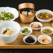 ・粥・薬味4種・豚肉とピーマンの細切り炒め・麻婆豆腐・点心2種