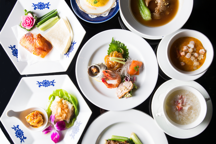 Thực đơn buffet không giới hạn đồ uống [Katoya Tsunesai Course] gồm 8 món ăn, trong đó có súp vi cá mập với trứng cua, tôm xào ớt và đậu phụ mapo.