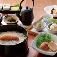 椒房庵のあごだしめんたいこと鯛のお刺身を贅沢に使った『博多めん鯛まぶし』。羽釜ごはんとご一緒に卵黄だしとろろや茅乃舎だしをかけお茶漬けに三種類のお召し上がり方でお楽しみいただけます。全4品にてご用意。