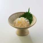 酒蔵の米麹でつくる特製だれには歯応えの良い肉厚にイカを漬け込みました。麹のまろやかでやさいしい味わいに刻み柚子が爽やかな香りを添えます。