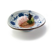 新鮮なお刺身を特製の胡麻醤油に和えていただきます。ふくよかな昆布の風味と胡麻の贅沢な香りが魚の旨みを引き出し、芳醇な甘みが口の中にふくらみます。
※お刺身の内容により料金変更になります。