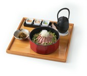 やわらかな肉質と濃厚な旨味が特徴の博多和牛。
あごだしのきいたつけだれに漬け込んでローストビーフに仕上げました。
めんたいこや薬味、お出汁とともにお楽しみください。