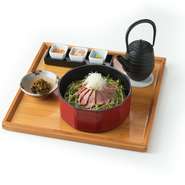 やわらかな肉質と濃厚な旨味が特徴の博多和牛をあごだしのきいたつけだれに漬け込んでローストビーフに仕上げました。