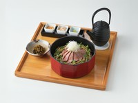 やわらかな肉質と濃厚な旨味が特徴の博多和牛をあごだしのきいたつけだれに漬け込んでローストビーフに仕上げました。