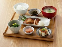 やさしい味わいの特製みりんだれにじっくりと漬け込み、甘味のある脂がたっぷりのったこだわりの一品。柔らかくふっくらと焼き上げたプリプリの食感、香ばしい上品な香りも口いっぱいに広がります。
