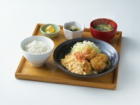 相性抜群なあごだしのきいた甘酢だれと濃厚なタルタルソースにめんたいこを絡めて。