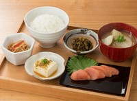 椒房庵のあごだしめんたいこを贅沢に味わえます。北海道産の希少なたらこに徹底してこだわり、国産の焼きあごのだしに漬け込んで作ることで素材本来のおいしさがさらに丁寧に引き出されています。