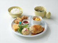 自慢の玉子焼き、柔らかな食感の鶏つくねや唐揚げなどお子様の好きなメニューを詰め込んだプレートです。